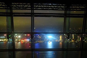 Eine exquisite Aussicht auf die nächtliche Skyline