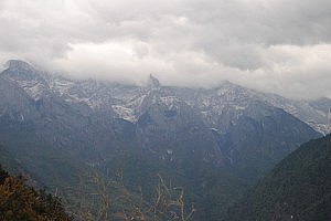 Wolkenverhangene Berggipfel