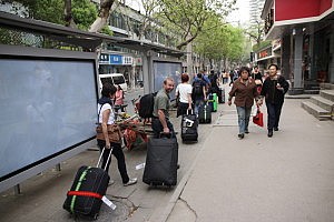 Kofferkarawane zum "gar nicht weit entfernten" Hotel