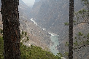 Das Flusstal weit unter uns