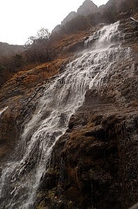 Ein Wasserfall direkt auf unserem Weg