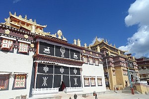 Der Eingang zum Tempel