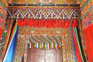 Knallbunte Türbehänge