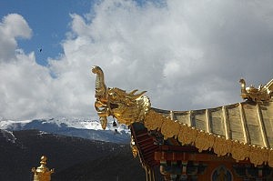 Elefanten-Gargoyle vor dem Berg-Panorama