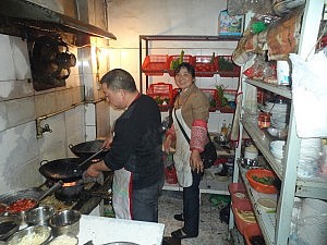 Zwei hart arbeitende Köche