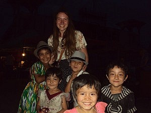 Neue Freunde auf dem Weg zum Abendessen