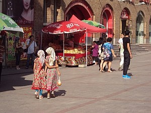 Vor dem Internationalen Basar