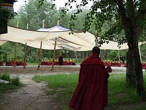 Mönche beim Morgengebet