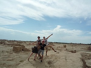 Beim Entlangbalancieren auf den Ruinen