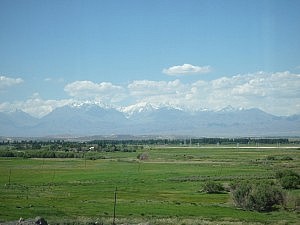 Schneebedeckte Berge auf der Fahrt nach Urumqi