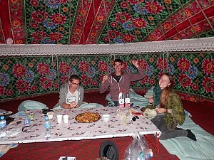 Beim Festmahl in der Jurte