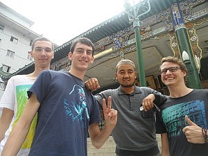 Vor dem Minarett mit einem uighurischen Kumpel