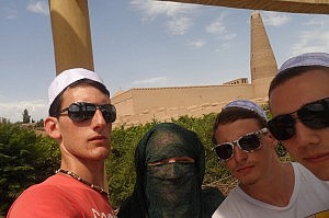 Familienfoto vor dem Minarett