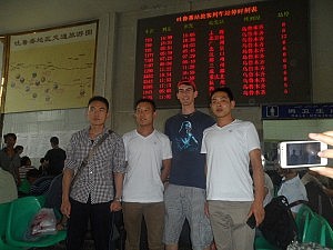 Stillgestanden für ein Foto mit meinen neuen Freunden aus der Armee