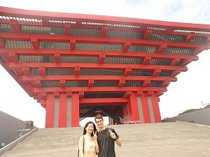Mit Yang Yang vor dem Shanghai Art Museum