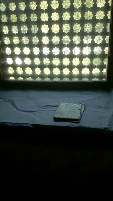 Ein anderes Mausoleum. Bereitgelegt fuer Gebete.