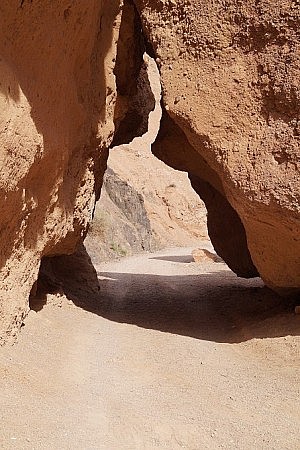 Durch diese hohle Gasse muss er kommen.