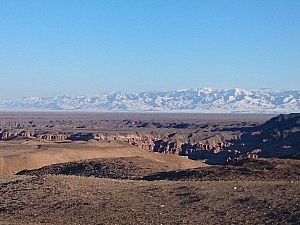 Der Canyon im Winter - dahinter wunderschoen das Tien Shan Gebirge (angeblich ist das schon China)