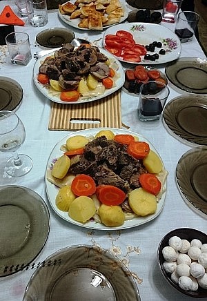 Tisch mit Beschbarmak und Kasy