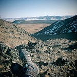 Im Hintergrund sieht man den Khorgo- Vulkan