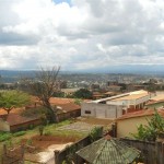 Blick über Bafoussam im Westen Kameruns