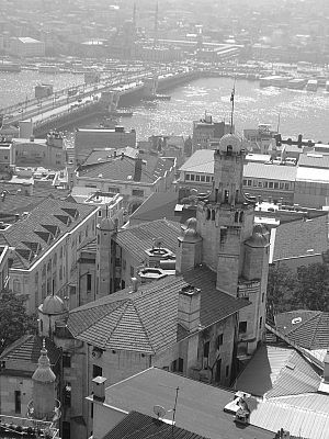 Eine Kirche neben dem Galata-Turm