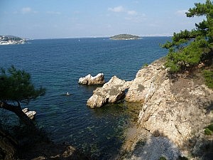 Die Inseln sind teilweise von hohen Steilküsten begrenzt