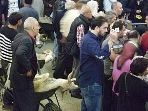 Die Menschen warten, dass die Nummern aufgerufen werden.