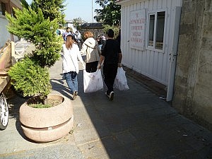 Das Fleisch wird nach Hause gebracht und verteilt.