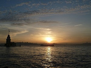 Im Vordegrund der Mädchenturm, im Hintergrund einer der vielen Dampfer, die den Bosporus durchqueren