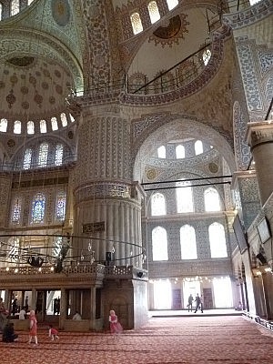 Das Innere der Moschee ist schwer auf einem Foto festzuhalten. Hier ein kleiner Einblick,