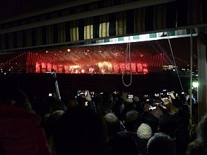 Die Brücke ist hell erleuchtet.