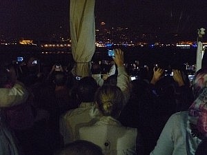 Ich bin wohl nicht die Einzige, die das Feuerwerk festhält.