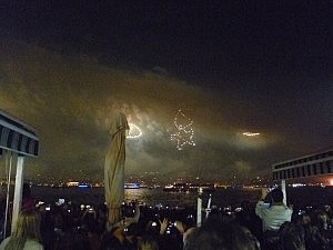 Ein Stern und ein Halbmond sind als Highlight am Himmel zu sehen.