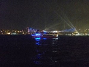 Die Brücke wird durch eine aufwendige Lichtershow in Szene gesetzt.