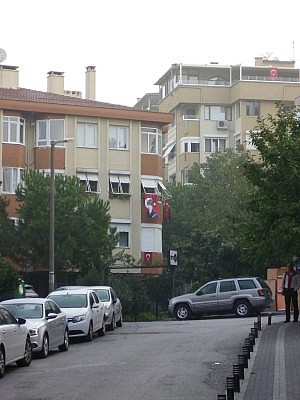 Auch das Abbild Atatürks ist oft auf den Fahnen zu sehen.