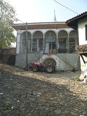 Wir sind auf dem Dorf: Der Trecker steht vor der Moschee