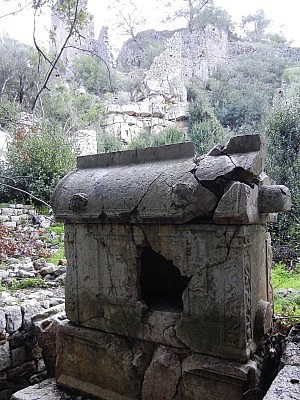 Ein Sarkophag in Olympos