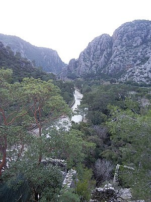 An den Ufern links und rechts sind die Überreste von Olympos zu finden.