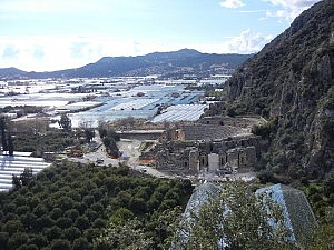 Das Theater von oben. Im Hintergrund: Ein Meer aus Gewächshäusern