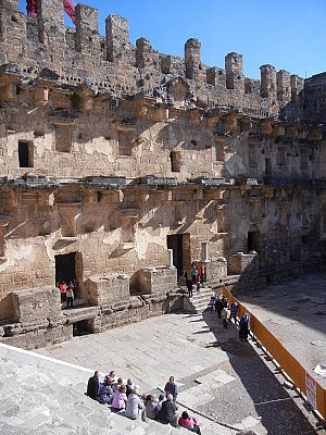 Das Besondere: Das gesamte Bühnenbild ist noch erhalten