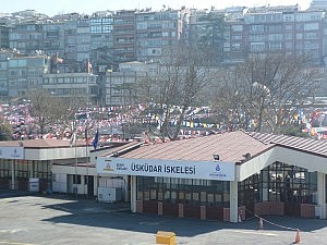 Wahlwerbung am Fähranleger in Üsküdar