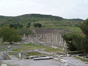 Blick auf das Theater und den Rest der Säulengänge