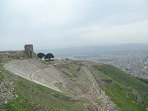 Das steile Theater,im Hintergrund das heutige Bergama