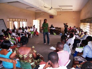 School Outreach Programme 01 Die Schüler stehen am Samstag im Goethe-Institut auf der Bühne