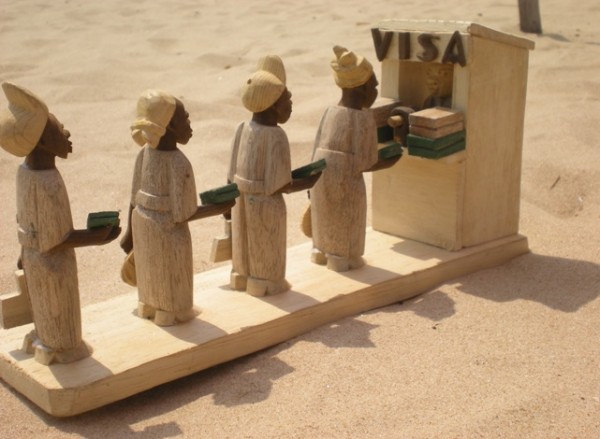 Visa issue Schön, dass die Nigerianer über sich selbst lachen können! Als hätte der Starndverkäufer gestern auf Takwa Bay meine Gedanken lesen können als er mir seine Schnitzkunst andrehen wollte. Dieses Bild spiegelt wie kein anderes meine derzeitigen Sorgen wieder. Trotz Einschaltung der deutschen Botschaft und mehrmaliger Besuche im Immigration Service wird mein Visum vielleicht nicht verlängert:-(