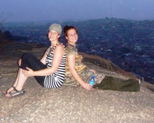 Abeokuta On the top of Olumo Rock in Abeokuta. Von hier aus hat man einen fantastischen Blick auf die 5 Mio Stadt. Die Hälfte der Einwohner lebt ohne Strom.