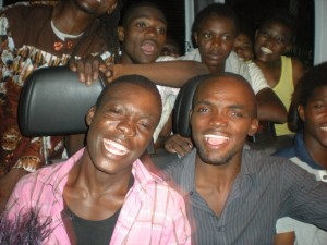 Crown Troupe of Africa Mit "Crown Troupe of Africa" im Goethe-Bus