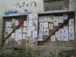 Während bei uns teure Anzeigen bei einem Todesfall in sämtliche Zeitungen gesetzt werden, hängt man hier die Anzeigen direkt an Gemäuer, Bäume usw.....