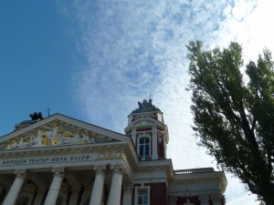 sieht zimlich cool aus, das gebäude, sowieso gibts hier gebäude vor denen man erstmal staunt!